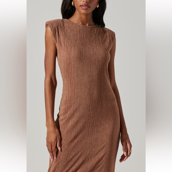 NWT ASTR the Label Plisse Maxi Brown Dress Size Medium - Picture 11 of 11